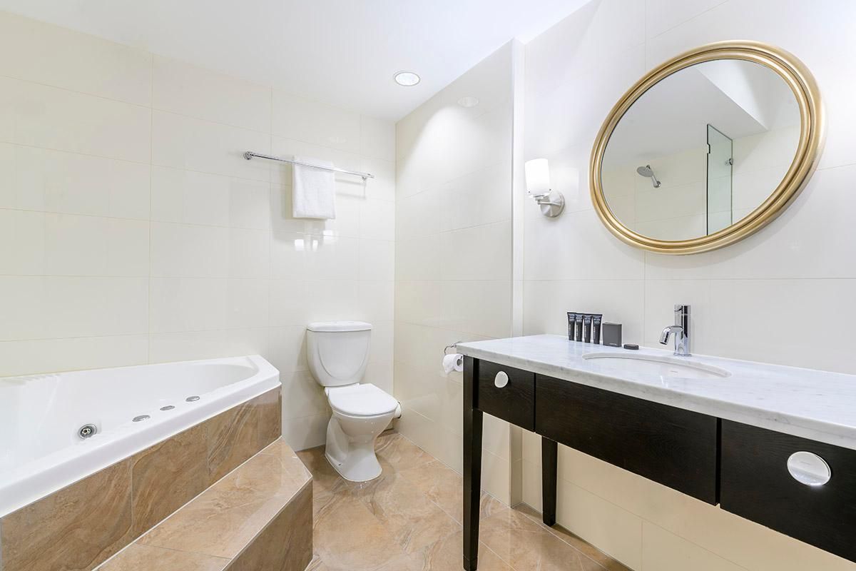 Oakden King Suite - 2 Nightly Cocktails Included