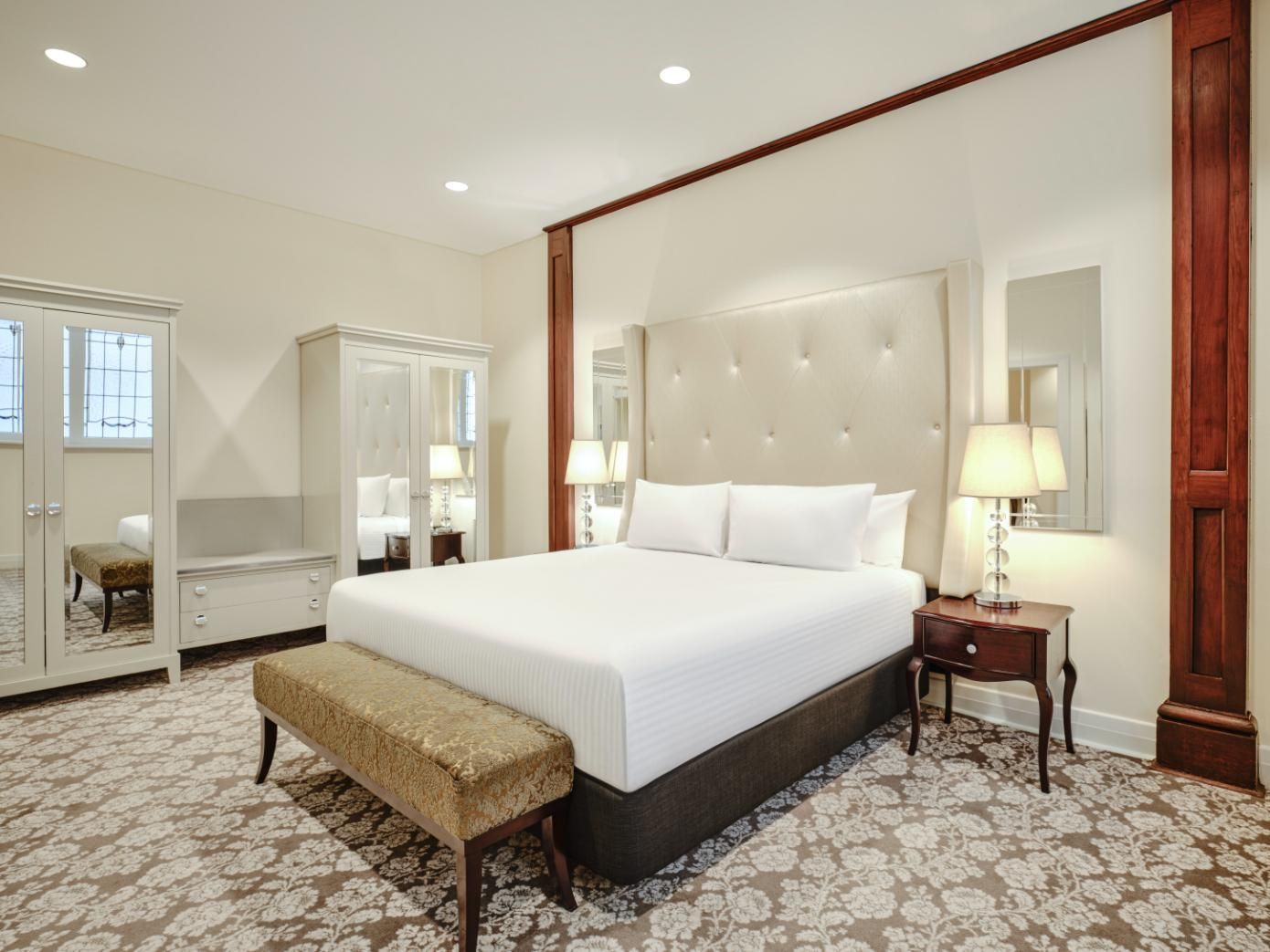 Oakden King Suite - 2 Nightly Cocktails Included