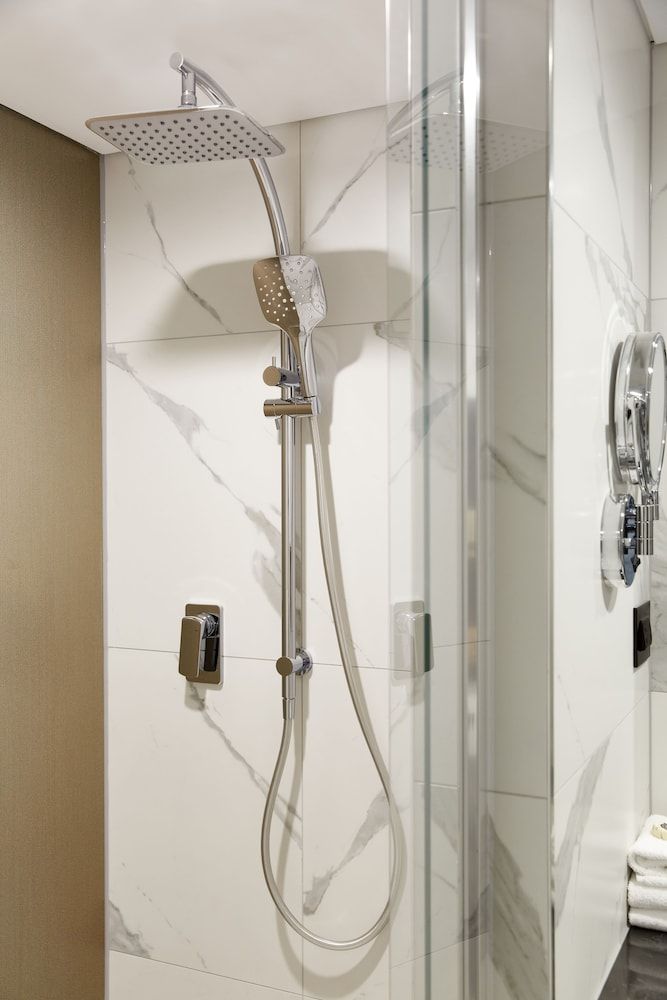 Pullman Melbourne City Centre Classic Room, 1 Queen Bed 3