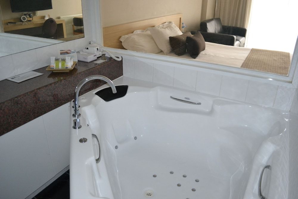 King Spa with Harbour Views