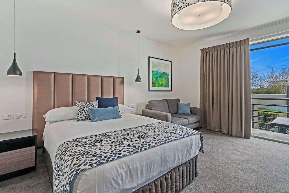 Deluxe Queen Suite