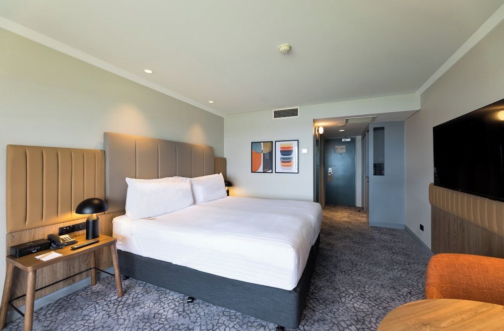 Premium Room, 1 King Bed, Balcony, River View (Swan River View)