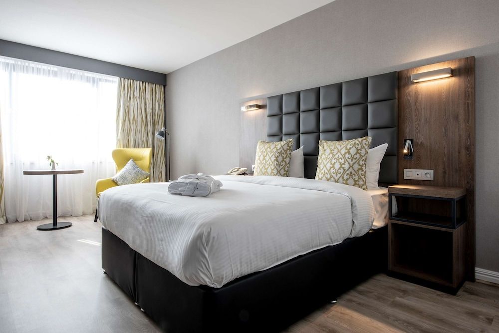 undefined Gresham Belson Hotel