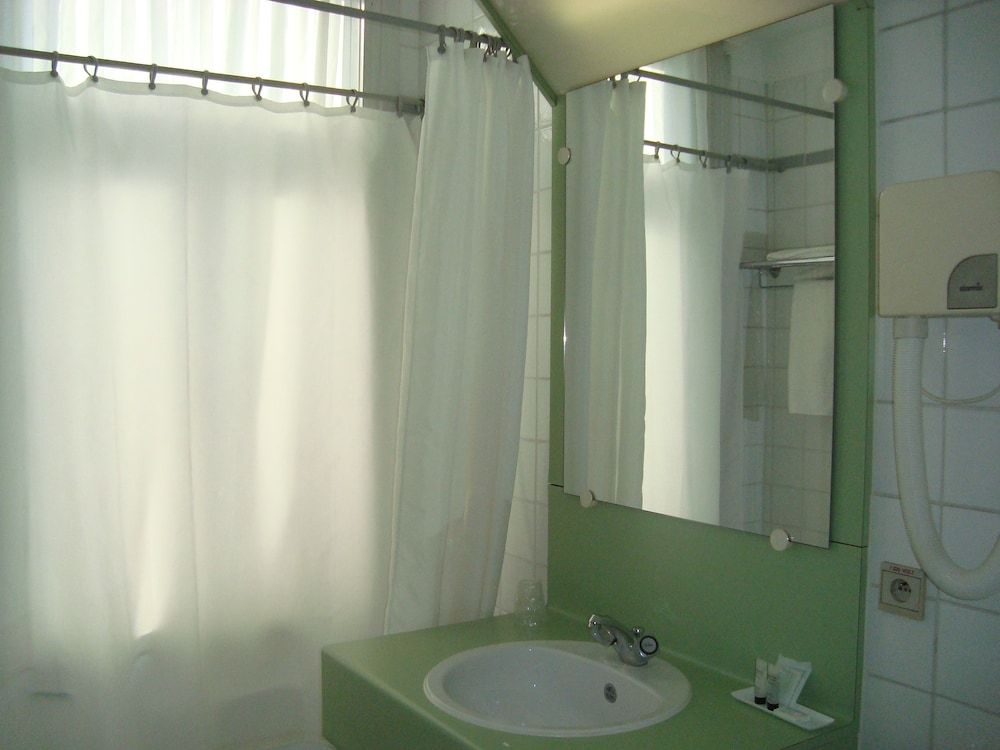 Hotel Le Dome Twin Room 10