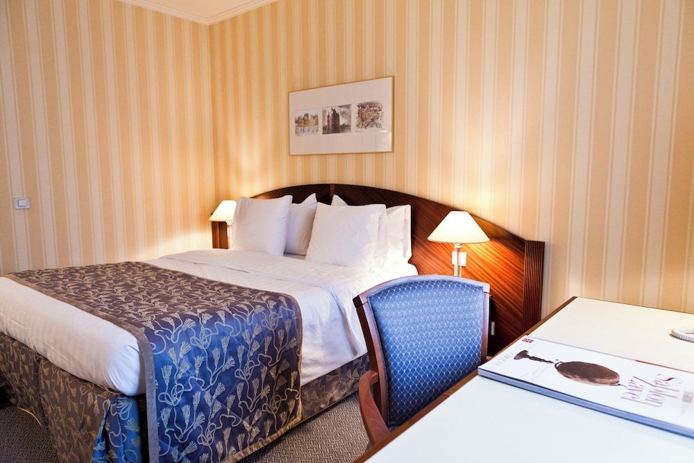 undefined Le Châtelain 9