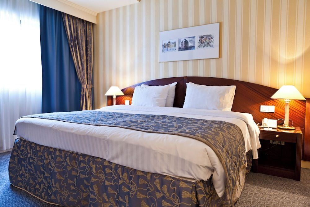 undefined Le Châtelain 2