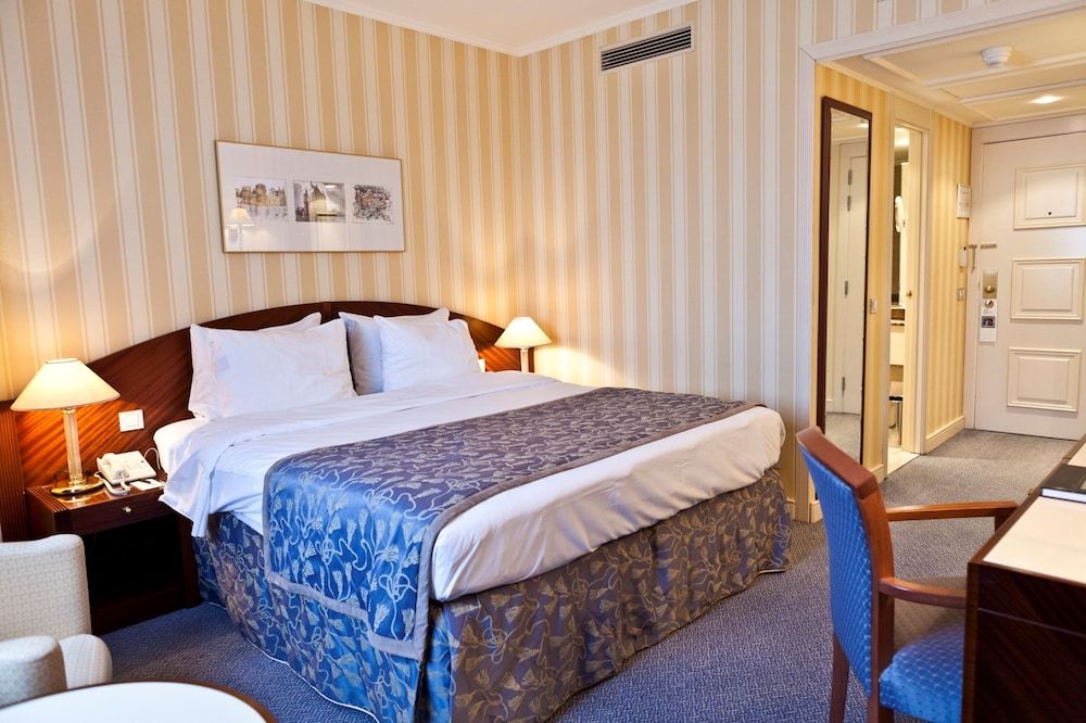 undefined Le Châtelain 8