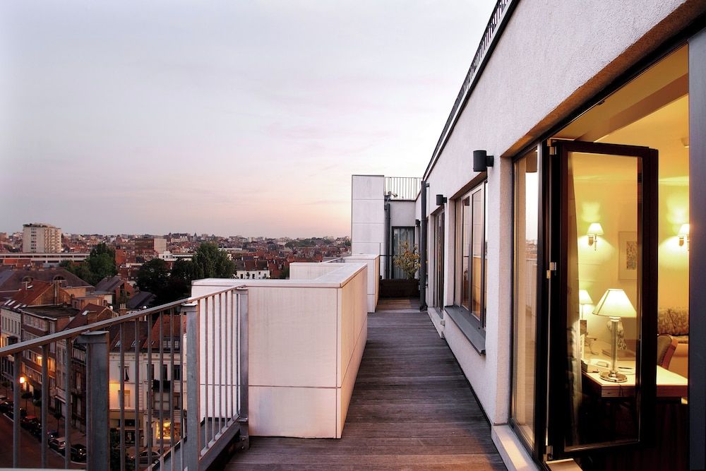 undefined Le Châtelain 3