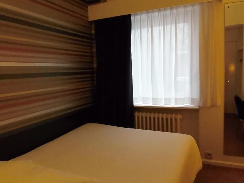 Queen Anne Hotel Double Room (Small) 3