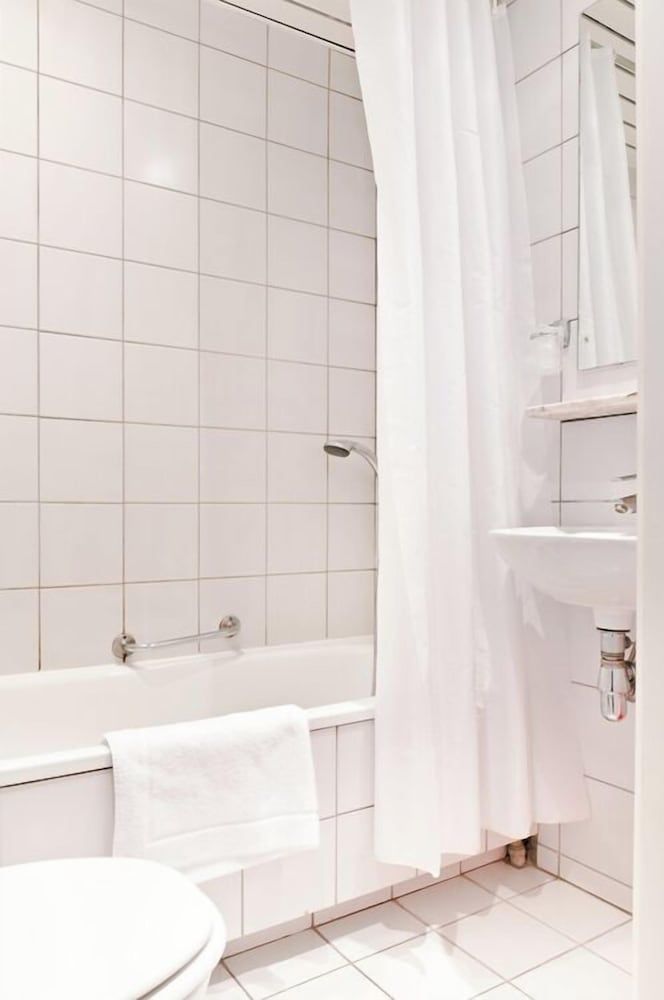 Queen Anne Hotel Double Room (Small) 4