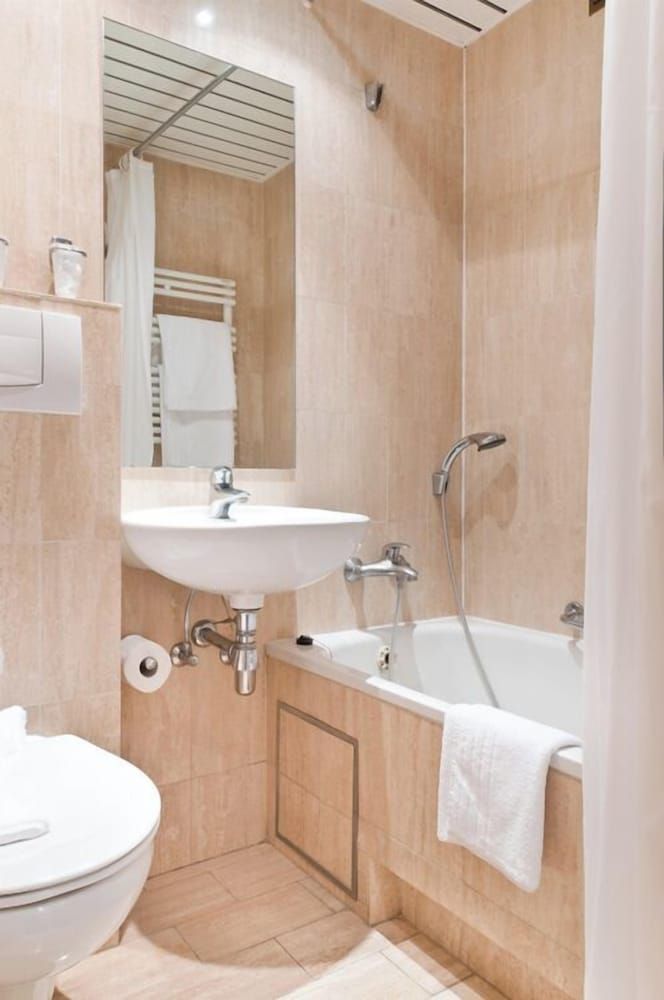 Queen Anne Hotel Double Room (Small) 5