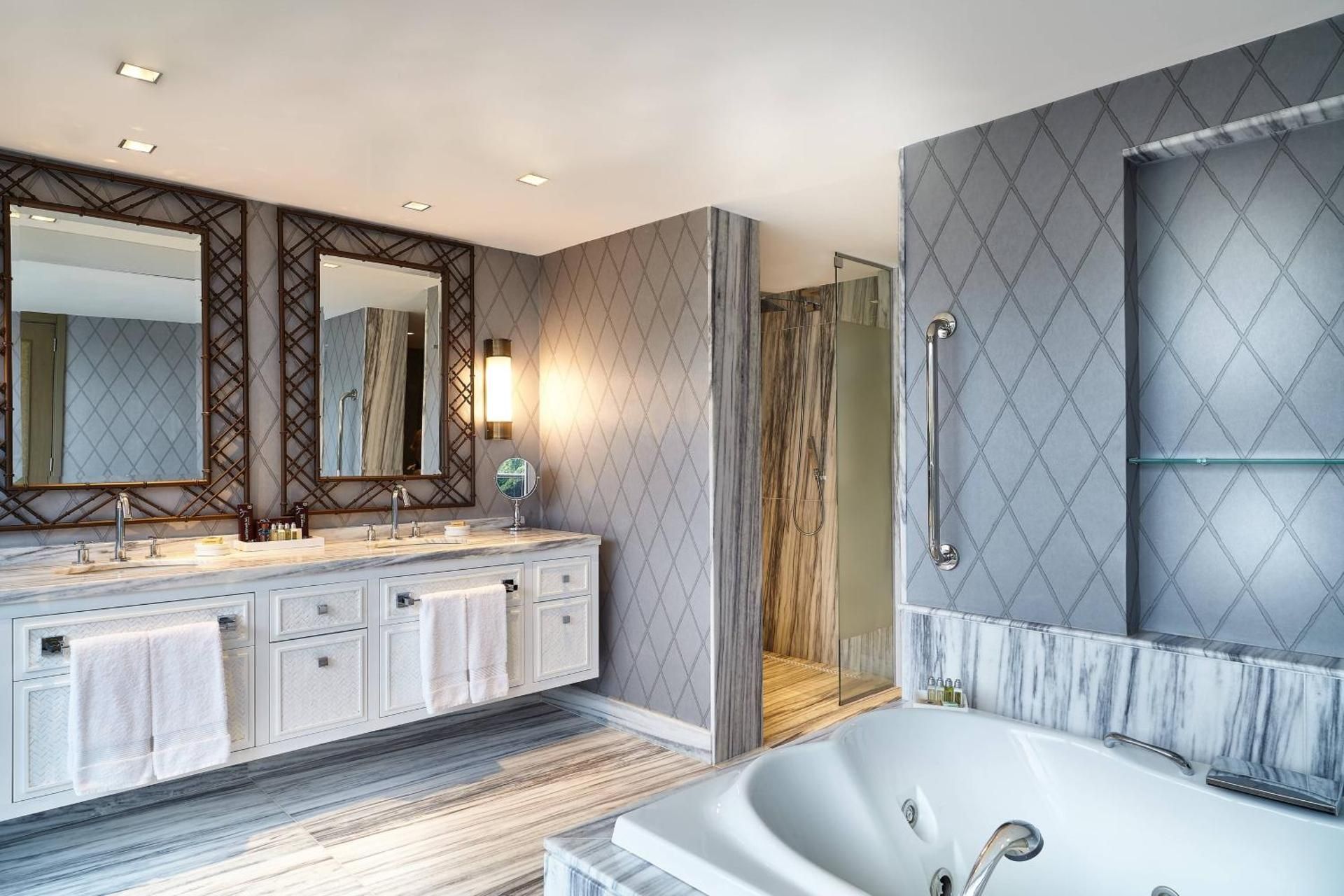 Club lounge access, Vise Presidential Suite, 1 King, Balcony