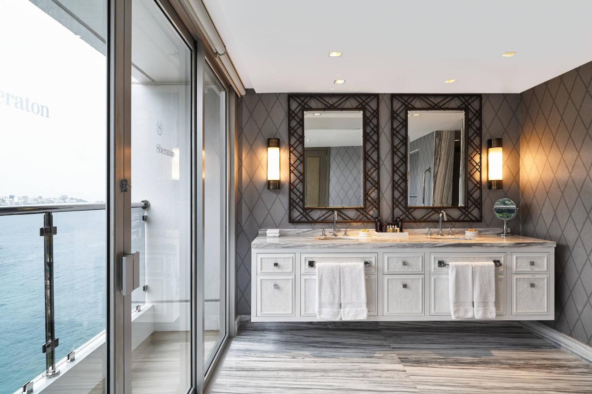 Club lounge access, Vise Presidential Suite, 1 King, Balcony