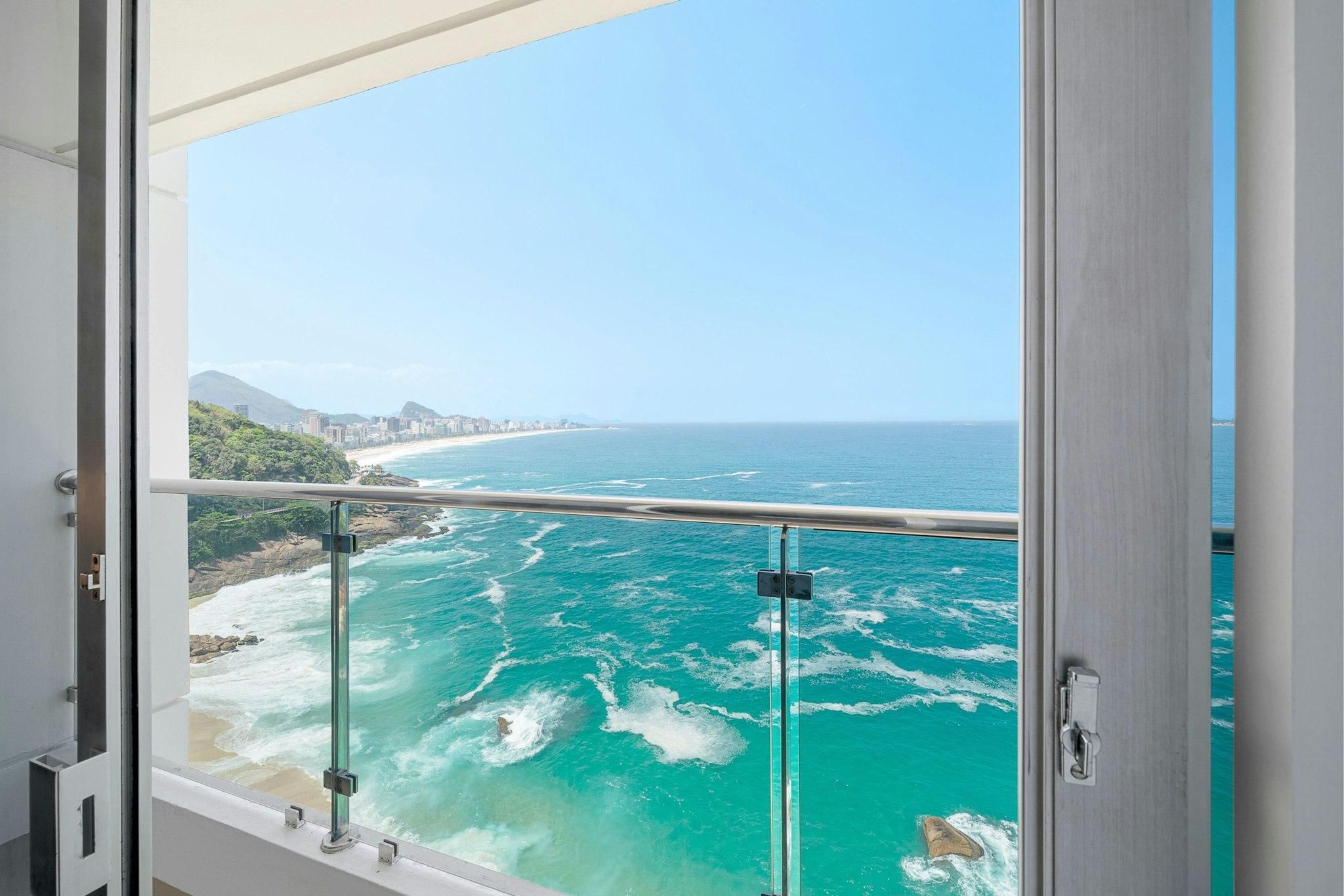 Carioca Suite, Club lounge access, 1 Bedroom Larger Suite, 1 King, Alternate: sofa bed, Balcony