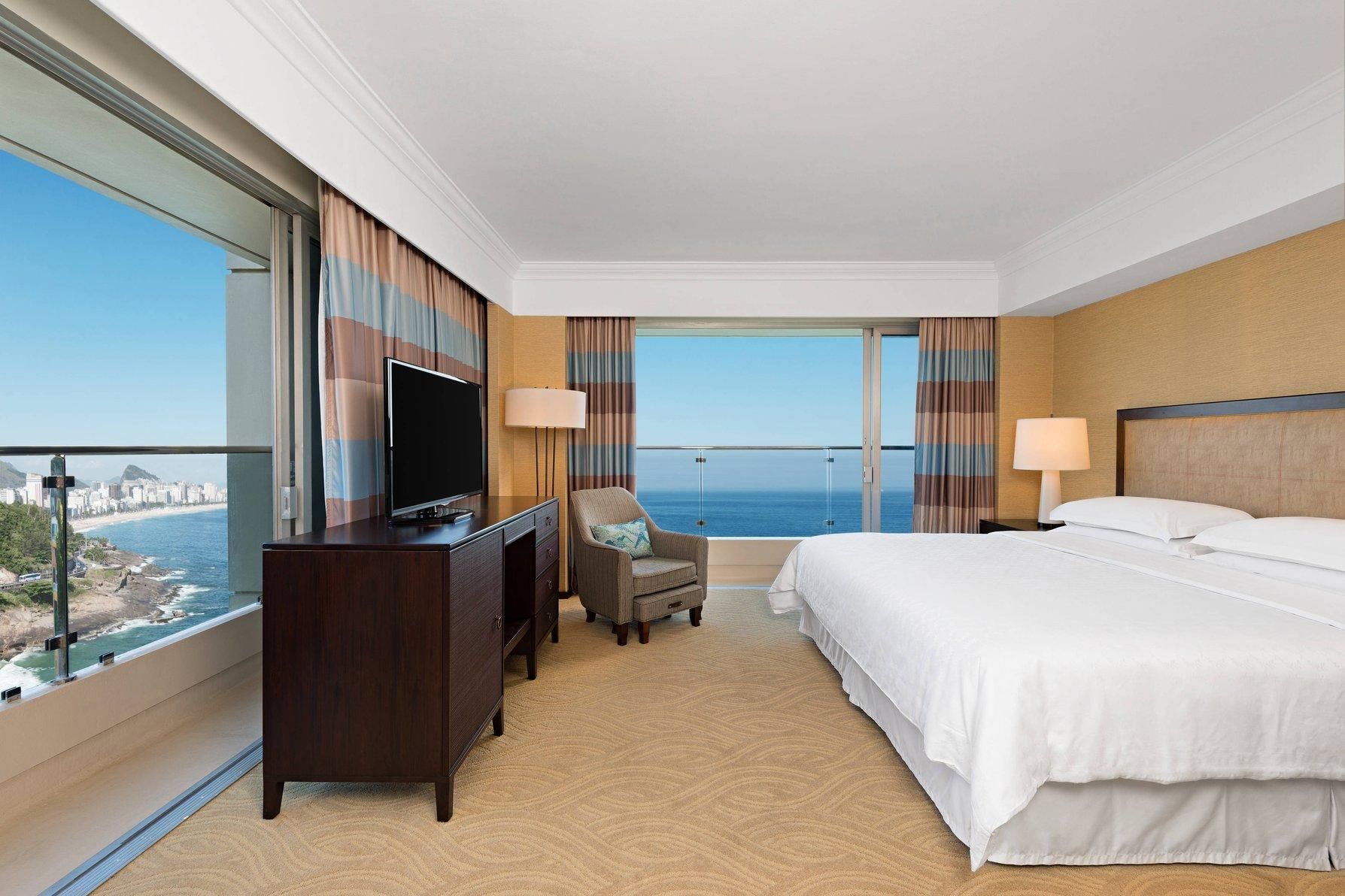 Club lounge access, Executive Suite, 1 King, Oceanfront, Corner room, High floor, Balcony