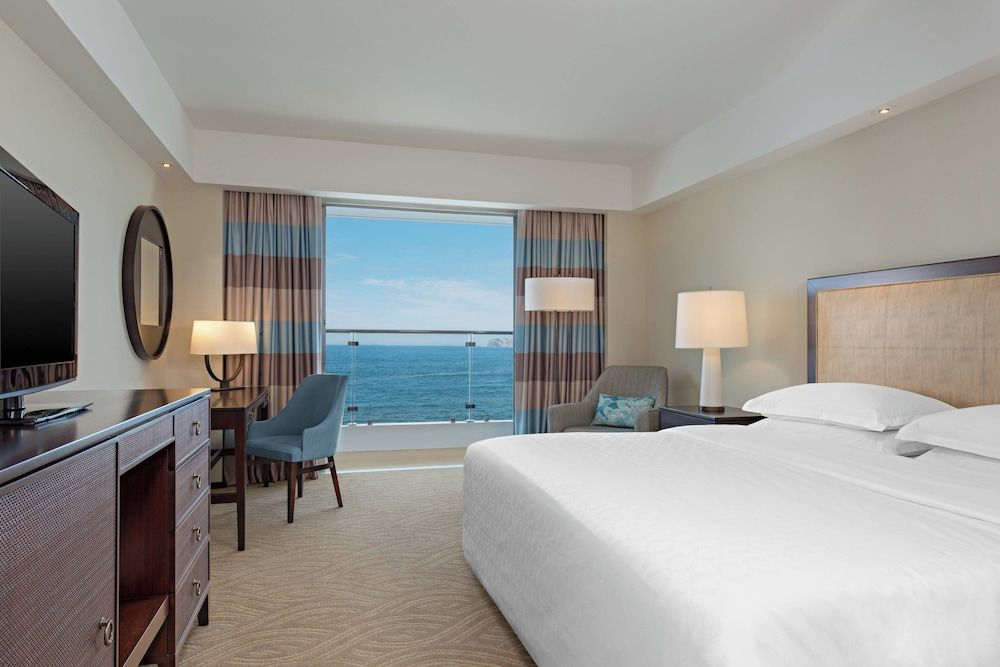 Deluxe Room, 1 King Bed, Balcony (Oceanfront)