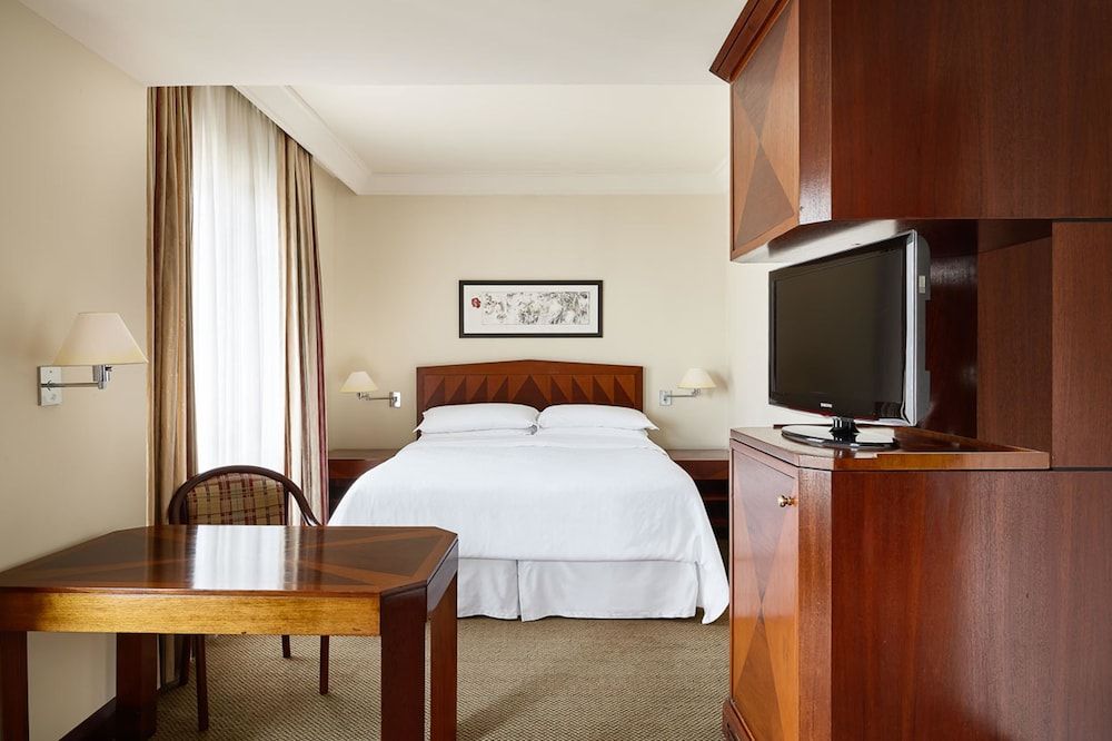 Club Room, 1 King Bed, Non Smoking