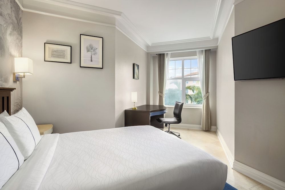 British Colonial - Nassau Standard Room, 1 King Bed 8