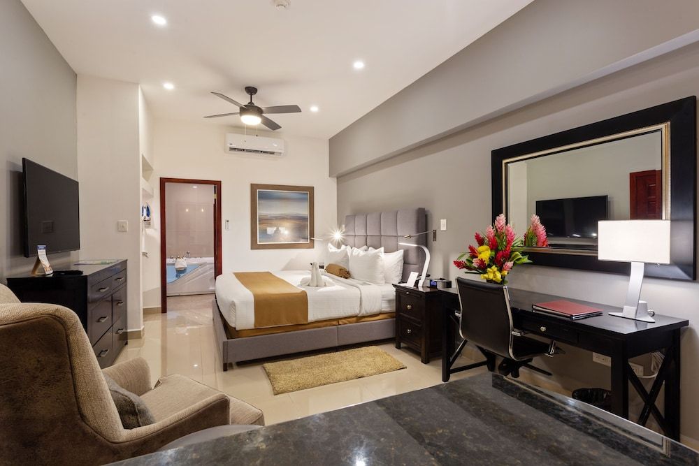 Best Western Plus Belize Biltmore Plaza Junior Suite, 1 King Bed, Non Smoking, Jetted Tub (Living Room)