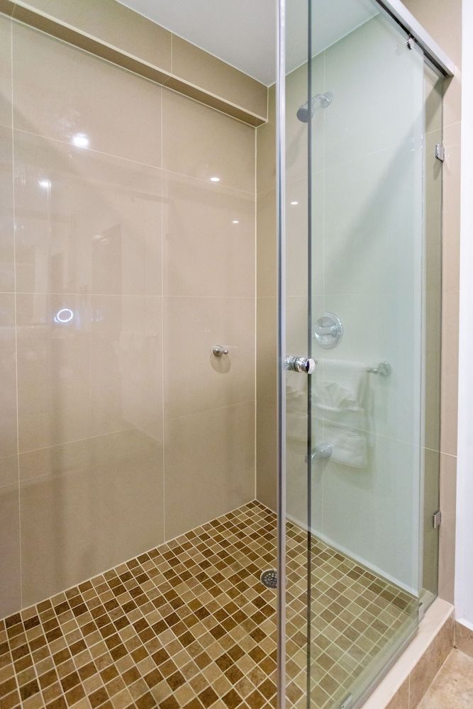 Best Western Plus Belize Biltmore Plaza Junior Suite, 1 King Bed, Non Smoking, Jetted Tub (Living Room) 10