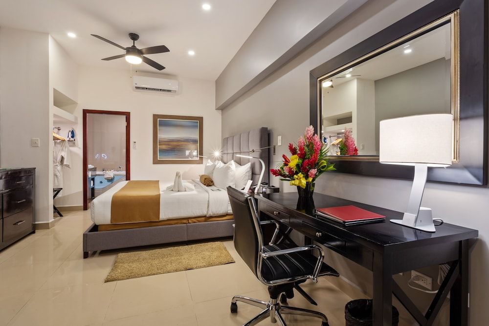 Best Western Plus Belize Biltmore Plaza Junior Suite, 1 King Bed, Non Smoking, Jetted Tub (Living Room) 2