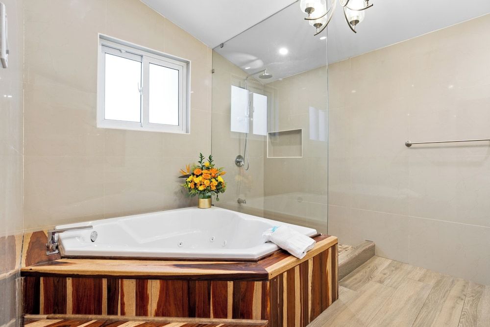 Best Western Plus Belize Biltmore Plaza Junior Suite, 1 King Bed, Non Smoking, Jetted Tub (Living Room) 16