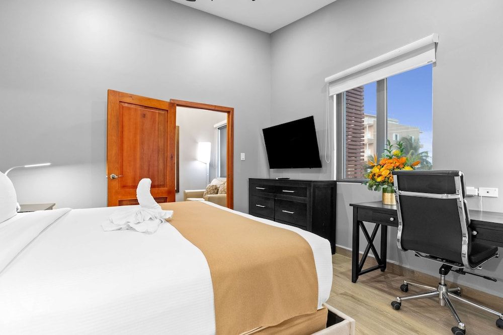 Best Western Plus Belize Biltmore Plaza Junior Suite, 1 King Bed, Non Smoking, Jetted Tub (Living Room) 7