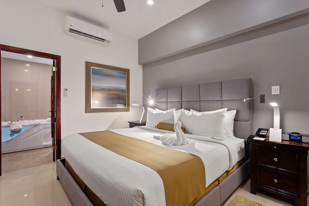 Best Western Plus Belize Biltmore Plaza Junior Suite, 1 King Bed, Non Smoking, Jetted Tub (Living Room) 4