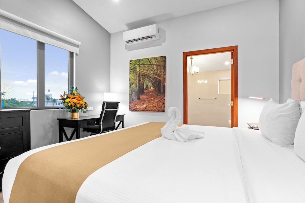 Best Western Plus Belize Biltmore Plaza Junior Suite, 1 King Bed, Non Smoking, Jetted Tub (Living Room) 8