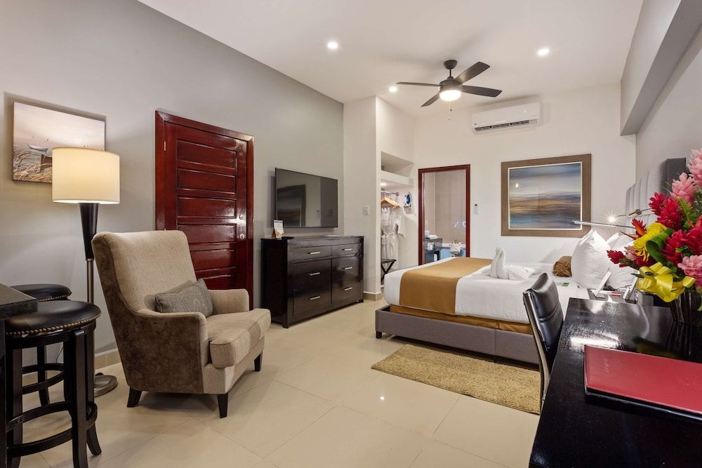 Best Western Plus Belize Biltmore Plaza Junior Suite, 1 King Bed, Non Smoking, Jetted Tub (Living Room) 5
