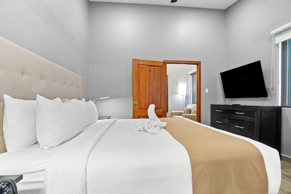 Best Western Plus Belize Biltmore Plaza Junior Suite, 1 King Bed, Non Smoking, Jetted Tub (Living Room) 9