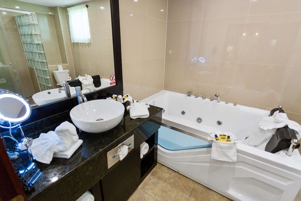 Best Western Plus Belize Biltmore Plaza Junior Suite, 1 King Bed, Non Smoking, Jetted Tub (Living Room) 13