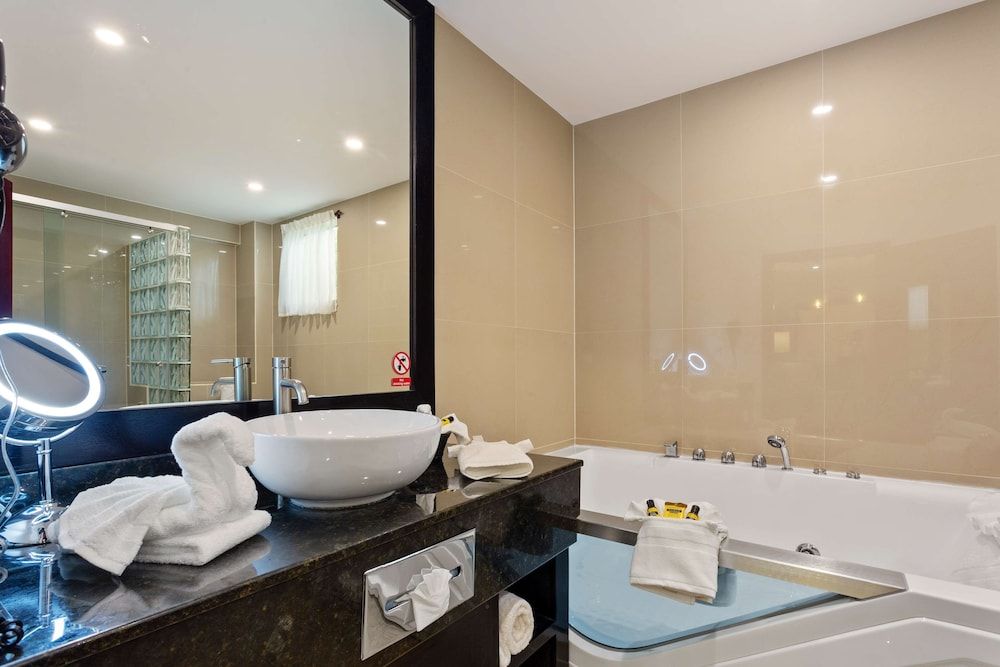 Best Western Plus Belize Biltmore Plaza Junior Suite, 1 King Bed, Non Smoking, Jetted Tub (Living Room) 12