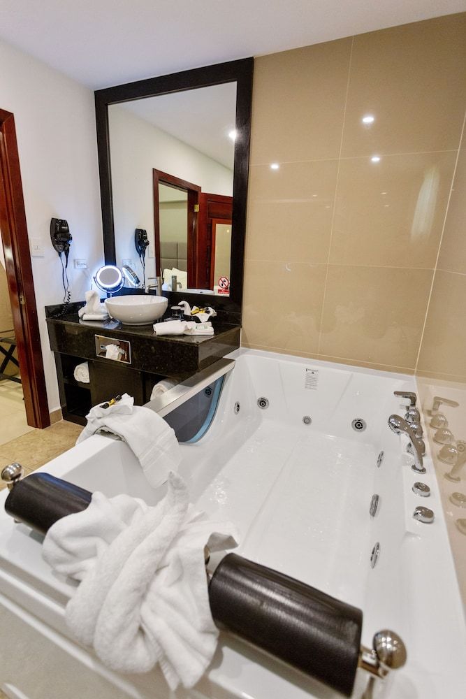 Best Western Plus Belize Biltmore Plaza Junior Suite, 1 King Bed, Non Smoking, Jetted Tub (Living Room) 15