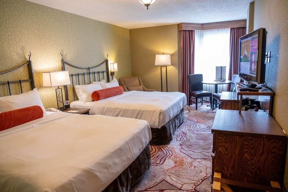 Banff Caribou Lodge and Spa Superior Room, 2 Queen Beds 3