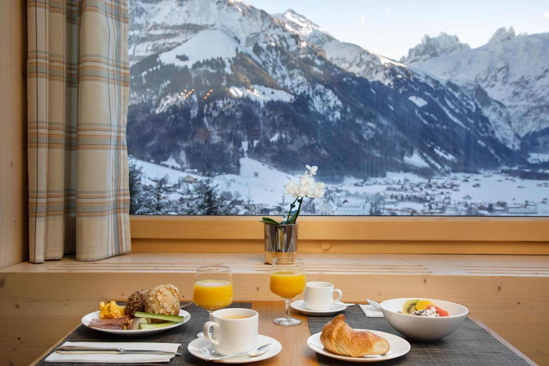 Deluxe Double Room with Balcony and Mountain View