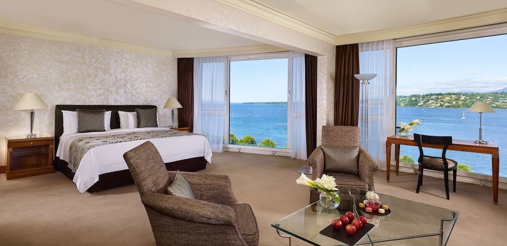 Junior Suite, 1 King Bed, Non Smoking, Lake View