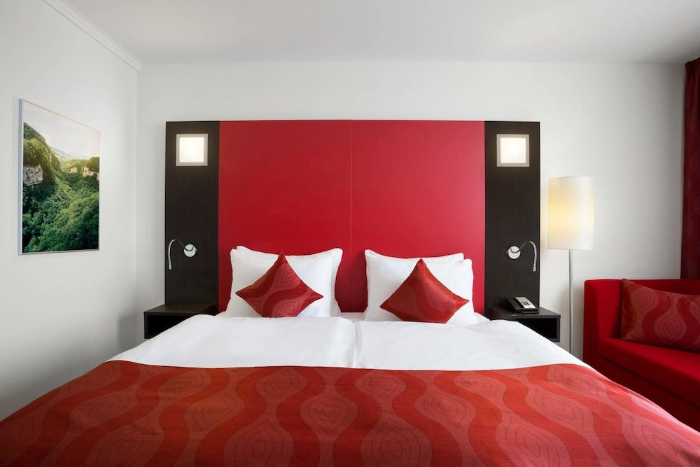 Ramada Encore by Wyndham Geneva Room, 1 Queen Bed, Non Smoking 3
