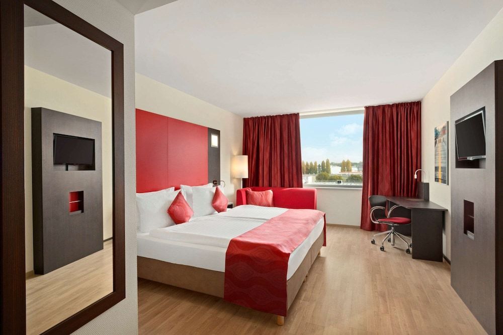 Ramada Encore by Wyndham Geneva Room, 1 Queen Bed, Non Smoking