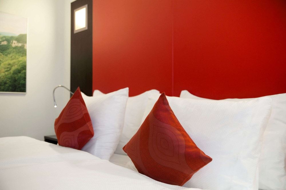 Ramada Encore by Wyndham Geneva Room, 1 Queen Bed, Non Smoking 2