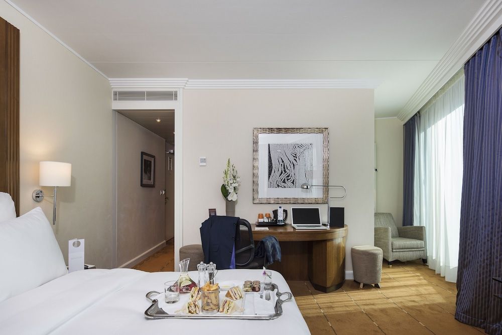 undefined Warwick Geneva 7