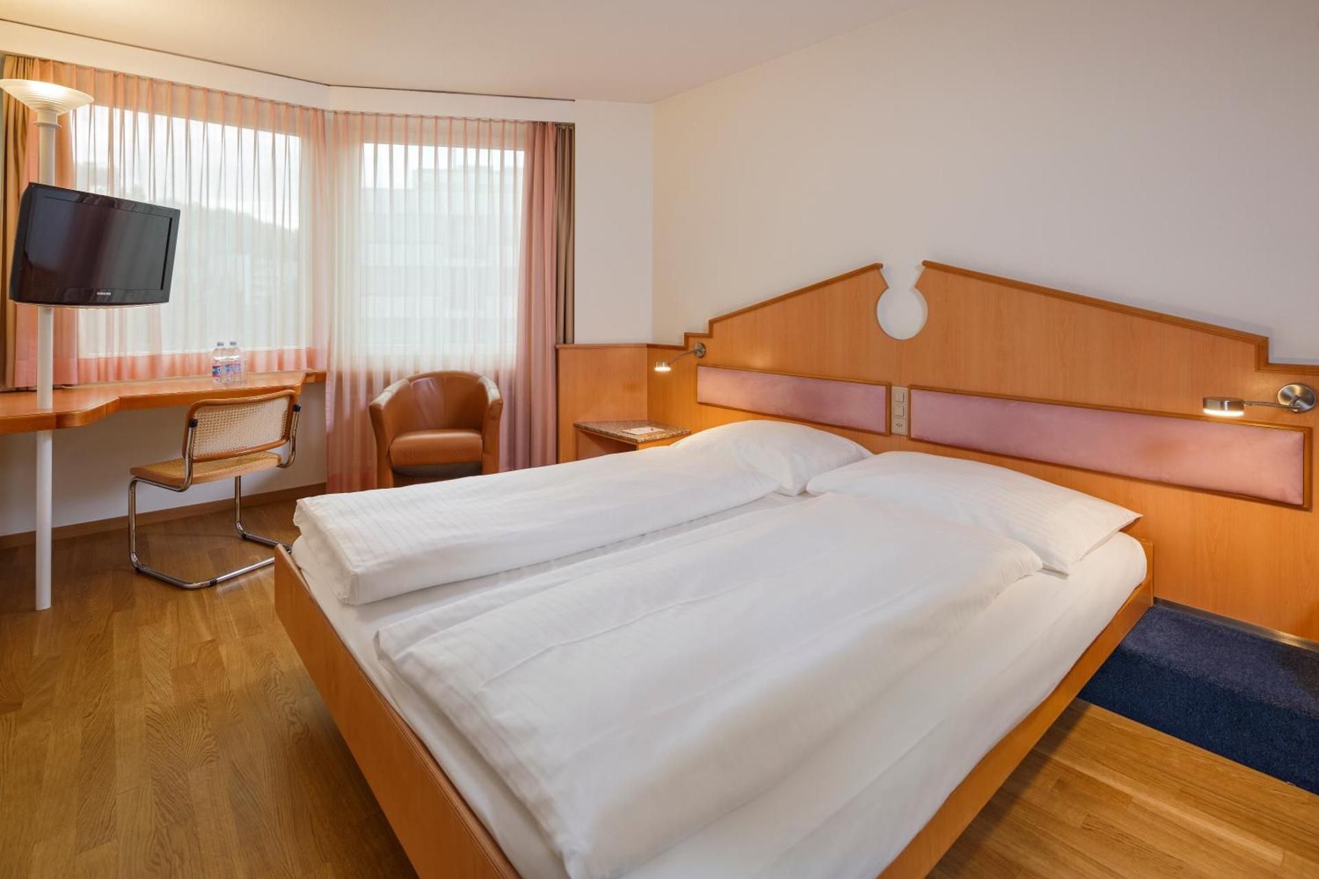 Classic Double Room with Shared Kitchen and Living room