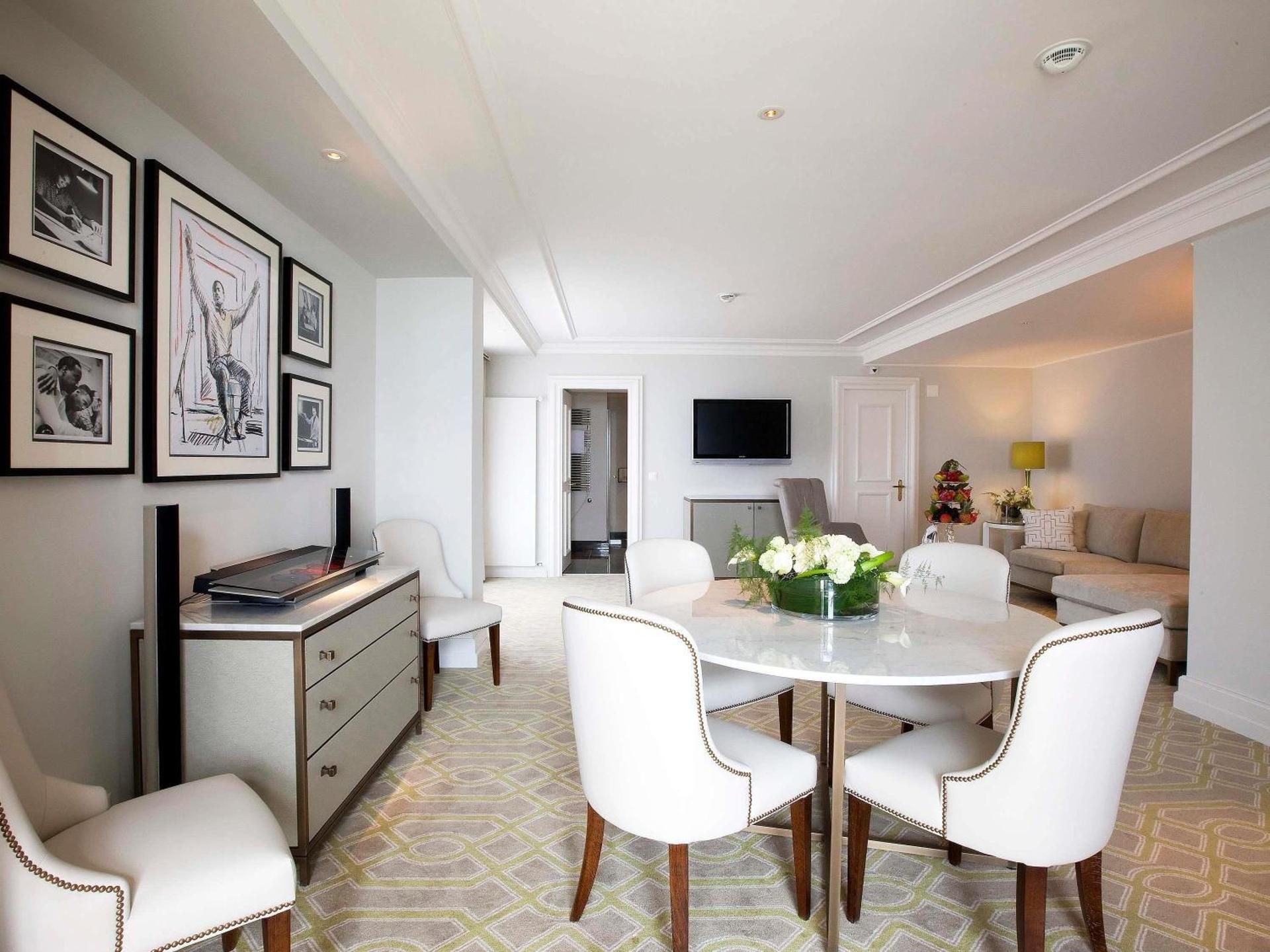 One-Bedroom Suite with Lake View