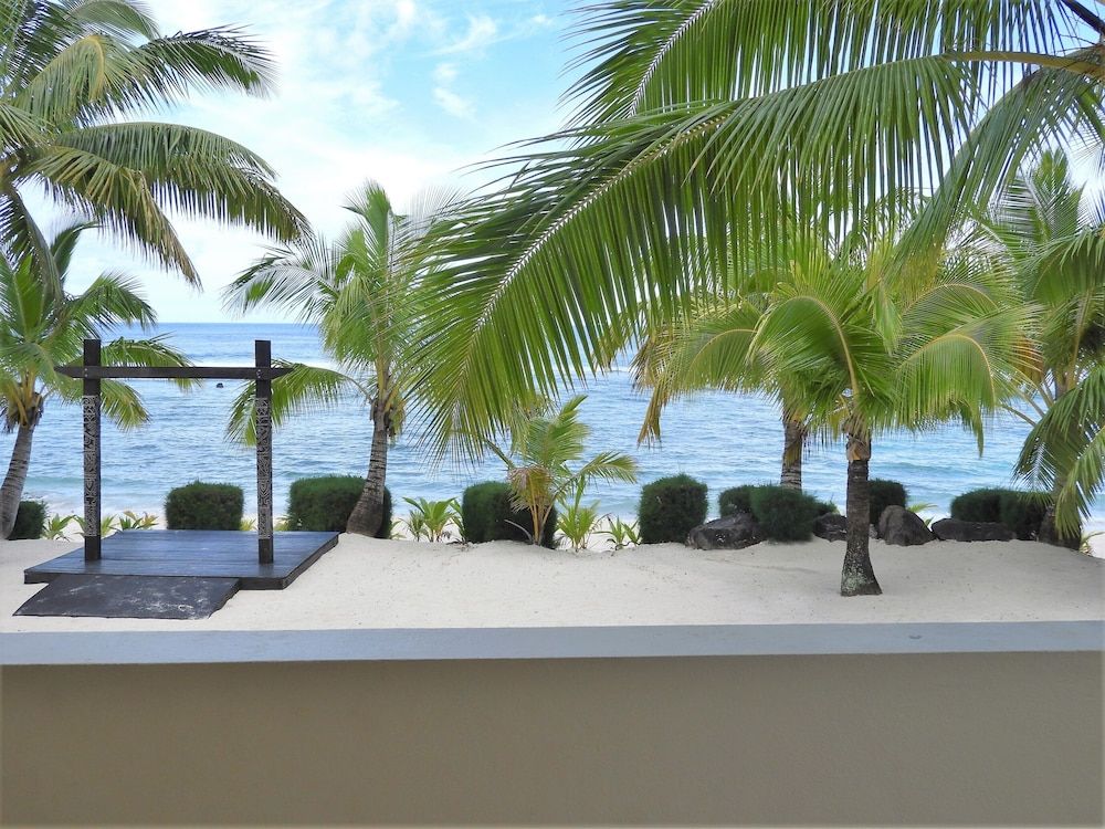 The Edgewater Resort & Spa 3 Bedroom Beachfront Villa 9