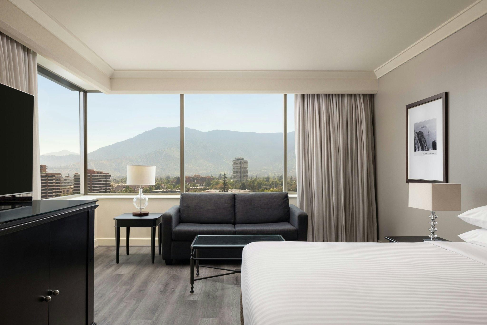 Business Suite, Executive level, 1 Bedroom Larger Suite, 1 King, City view, High floor