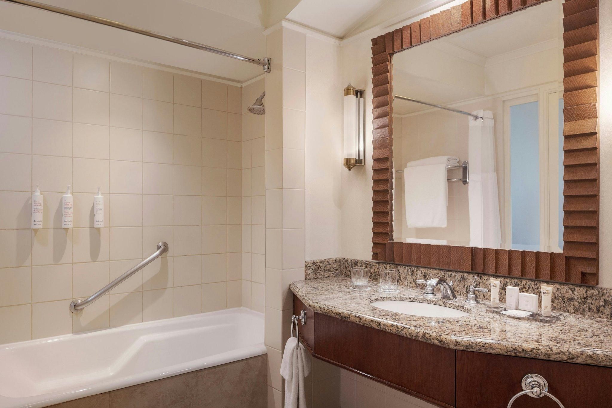 Business Suite, Executive level, 1 Bedroom Larger Suite, 1 King, City view, High floor