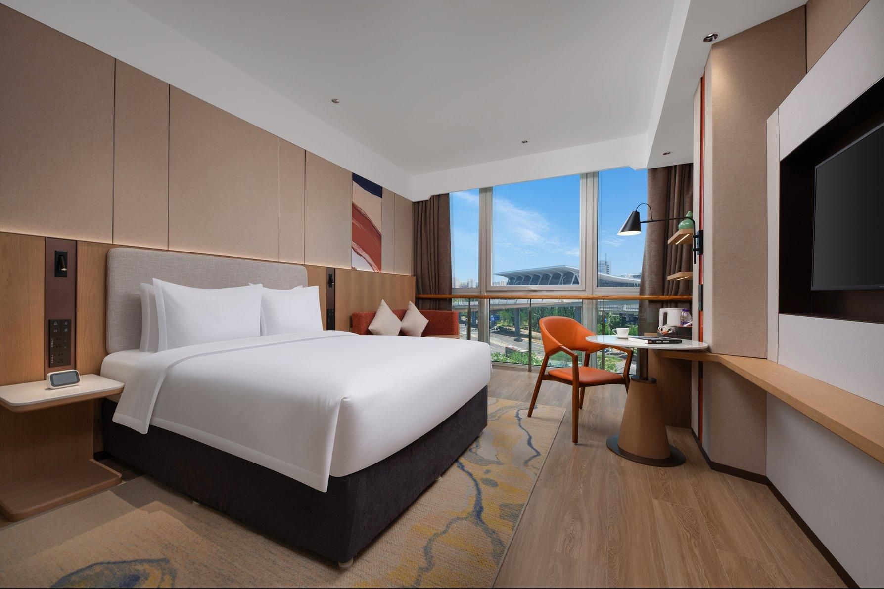 1 Queen Standard Extra Floor Space