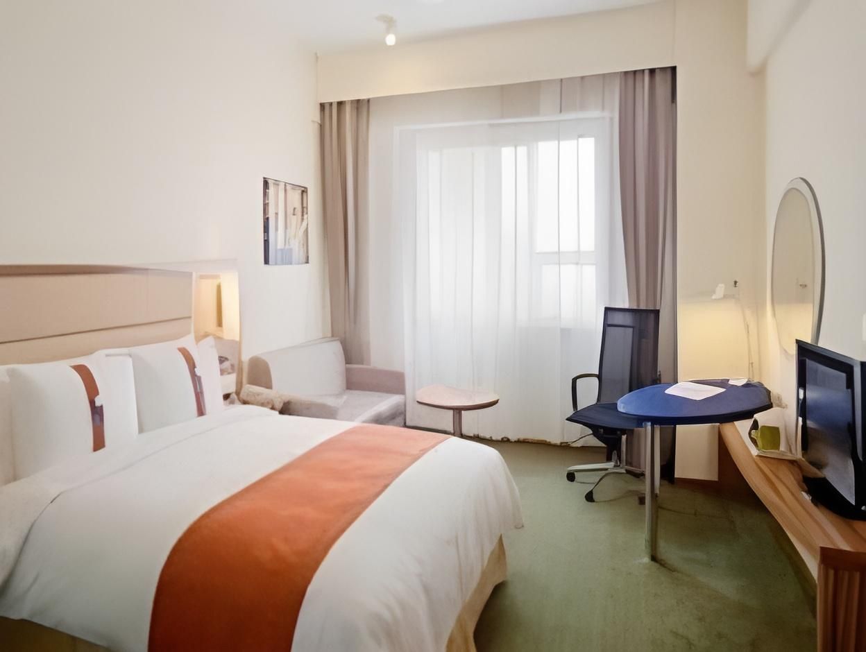 1 Queen Bed Wheelchair Accessible Smoking