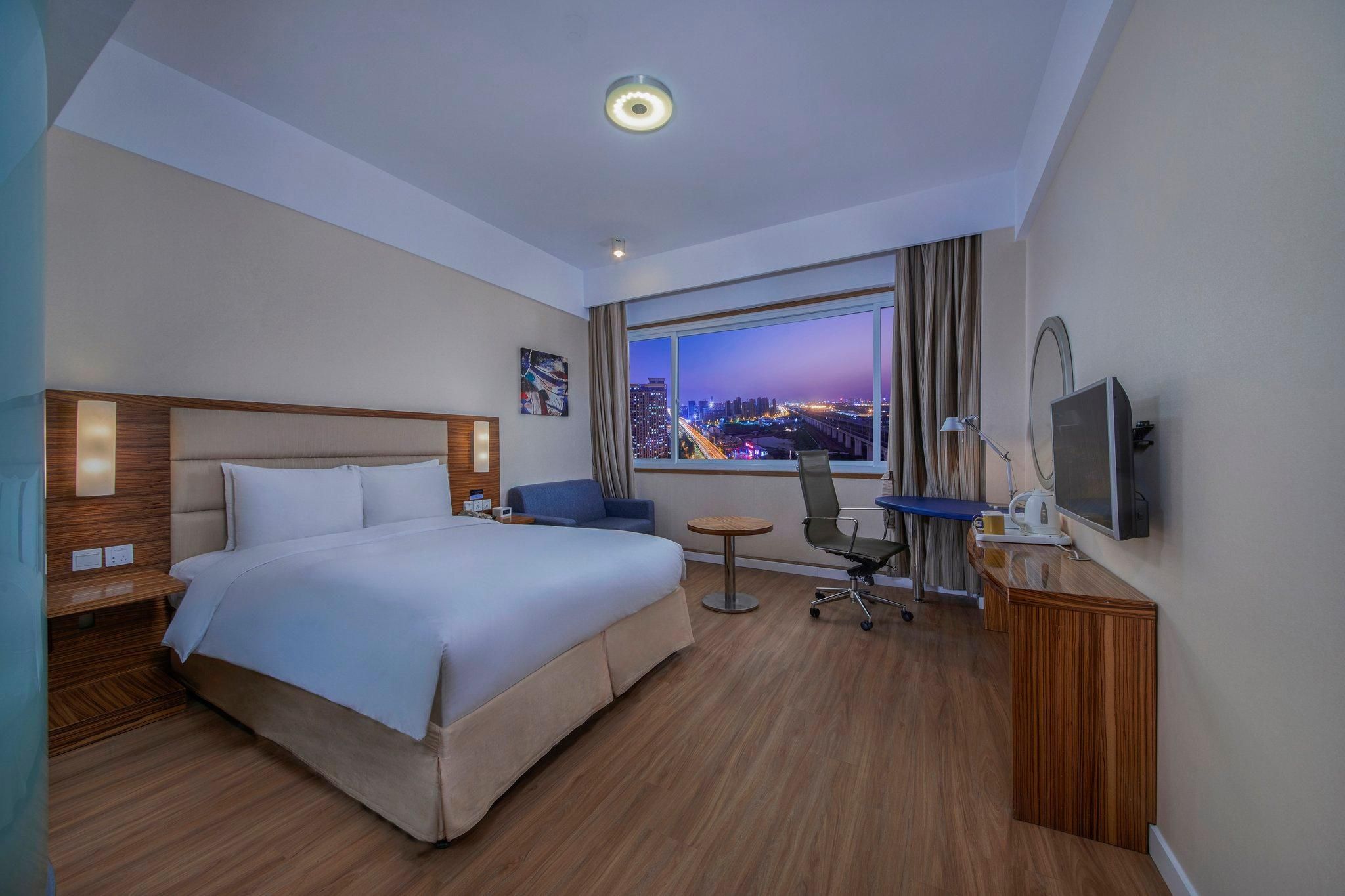 1 Queen Bed Wheelchair Accessible Smoking