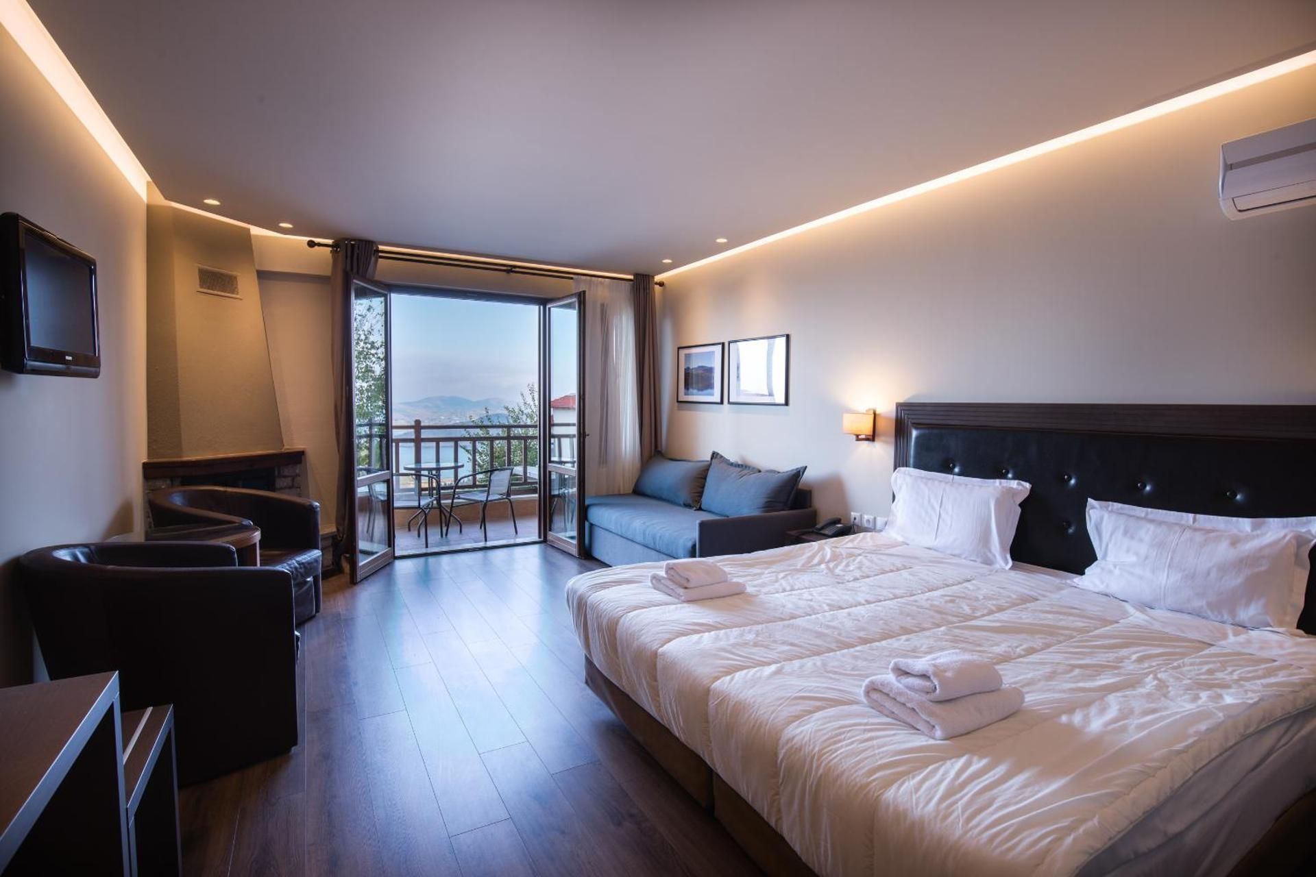 Classic Quadruple Room with Lake View and Fireplace